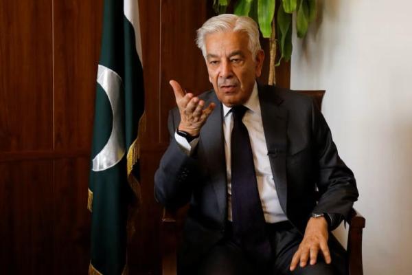 Menteri Pertahanan Pakistan Khawaja Muhammad Asif berbicara dalam sebuah wawancara dengan Reuters di Islamabad, Pakistan, 20 Oktober 2025. REUTERS 
