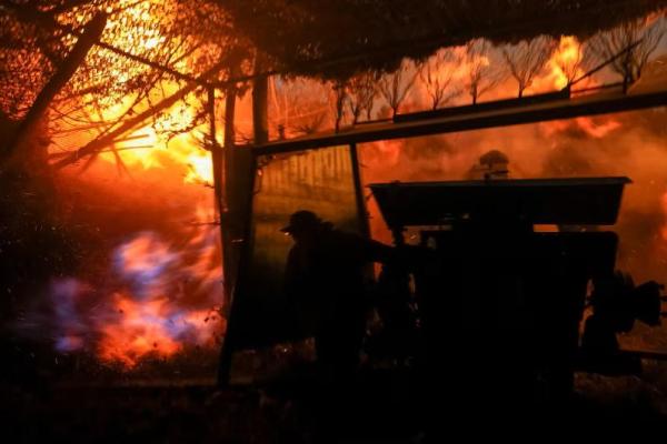 Seorang prajurit artileri Ukraina menembakkan howitzer D-30 ke arah pasukan Rusia, dekat kota garis depan Kupiansk di wilayah Kharkiv, Ukraina, 17 Oktober 2025. REUTERS 