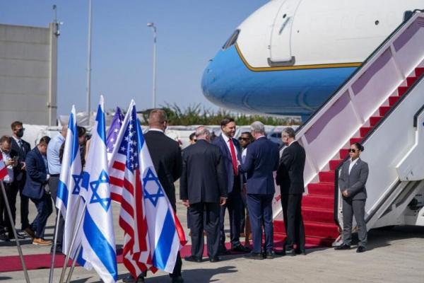 Wakil Presiden AS JD Vance disambut oleh Duta Besar Israel untuk AS Yechiel Leiter dan Duta Besar AS untuk Israel Mike Huckabee setibanya di Bandara Ben Gurion di Lod, Israel, 21 Oktober 2025. Foto via REUTERS 