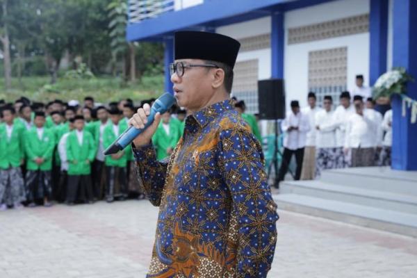 Menteri Desa dan Pembangunan Daerah Tertinggal (Mendes PDT) Yandri Susanto dalam peringatan Hari Santri 2025 yang digelar Pondok Pesantren Bai Mahdi Sholeh Ma`mun (Foto: Humas Kemendes PDT) 
