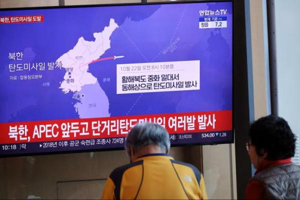 Orang-orang menonton siaran TV yang menyiarkan berita tentang Korea Utara yang menembakkan rudal balistik jarak pendek ke laut lepas pantai timurnya, di sebuah stasiun kereta api di Seoul, Korea Selatan, 22 Oktober 2025. REUTERS 