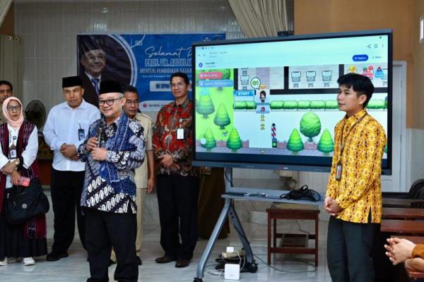 Mendikdasmen Abdul Mu`ti meninjau proses pembelajaran dengan menggunakan Papan Interaktif Digital atau Interactive Flat Panel (IFP) di Nusa Tenggara Barat (Foto: Ist/Humas Kemendikdasmen) 