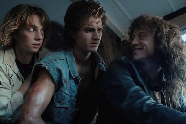Dari kiri: Maya Hawke sebagai Robin Buckley, Joe Keery sebagai Steve Harrington dan Joseph Quinn sebagai Eddie Munson di Stranger Things musim 4. (FOTO: NETFLIX) 