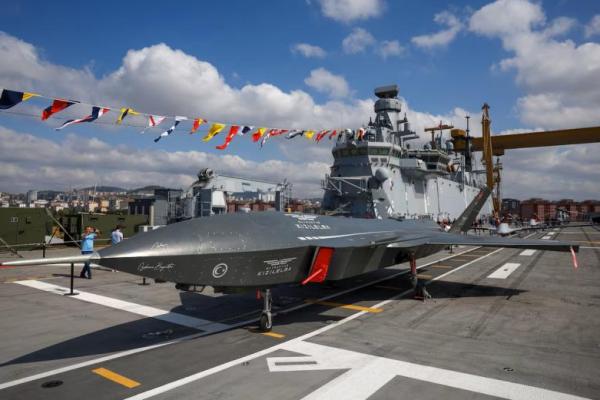 Kizilelma, sebuah pesawat tempur nirawak yang dikembangkan oleh perusahaan pertahanan Turki, Baykar, berdiri di dek TCG Anadolu Komando Galangan Kapal Angkatan Laut, di Istanbul, Turki, 29 Agustus 2025. REUTERS 
