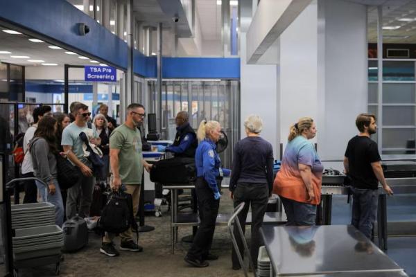 Para pelancong melewati pemeriksaan keamanan Badan Keamanan Transportasi di Bandara Hollywood pada hari pertama penutupan sebagian pemerintah AS di Burbank, California, AS, 1 Oktober 2025. REUTERS 