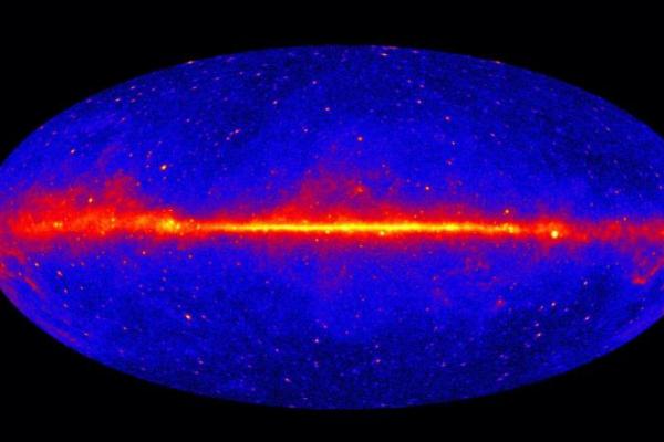 Pita cahaya sinar gamma yang terang dan menyebar di sepanjang pusat peta, yang menandai bidang pusat galaksi Bima Sakti, terlihat dari Teleskop Antariksa Sinar Gamma Fermi NASA. Handout via REUTERS 