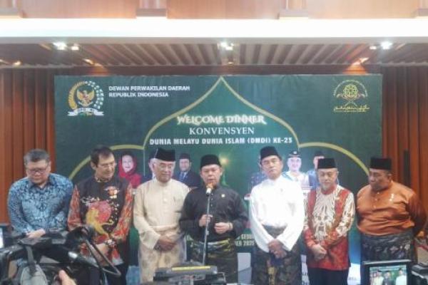 Ketua DPD RI Sultan B Najamuddin (tengah) bersama para tokoh masyarakat Melayu. Foto: dok. katakini 