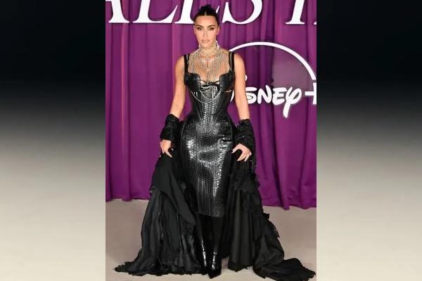 Kim Kardashian di pemutaran perdana serial Disney+ `All`s Fair` di London mengenakan korset hitam, ekor renda, dan rantai perak. Gaun kulit korset ini berasal dari koleksi terbaru Dilara Findikoglu yang berjudul `Cage of Innocence`. (FOTO: BACKGRID) 