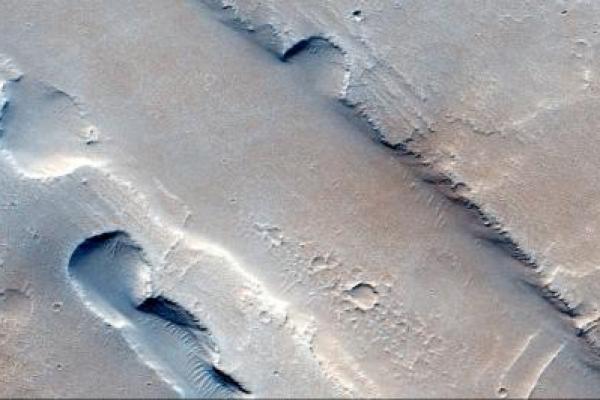 Jejak pusaran debu di permukaan Mars, yang terekam oleh Sistem Pencitraan Permukaan Berwarna dan Stereo milik Badan Antariksa Eropa pada 3 Desember 2021, dalam gambar yang dirilis pada 8 Oktober 2025. Handout via REUTERS 