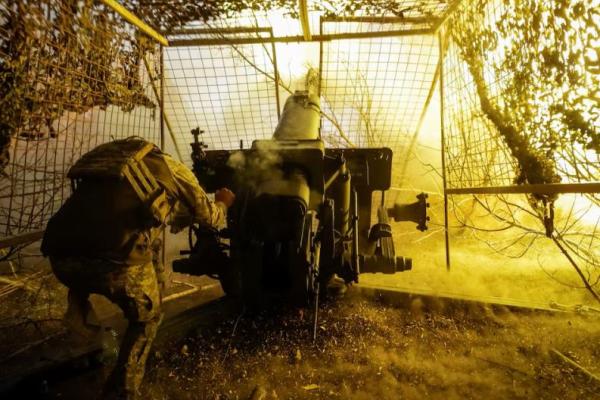 Seorang prajurit dari Brigade Mekanis Terpisah ke-115 Angkatan Bersenjata Ukraina menembakkan howitzer D-30 ke arah pasukan Rusia, di wilayah Kharkiv, Ukraina, 4 Oktober 2025. REUTERS 