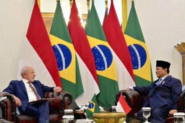 Presiden Prabowo Subianto (kanan) dan Presiden Brazil Luiz Inácio Lula da Silva berbincang-bincang saat pertemuan empat mata di Ruang Kerja Presiden RI, Istana Merdeka (Foto: Antara) 
