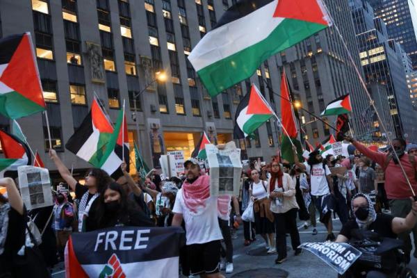 Para demonstran menghadiri protes pro-Palestina pada hari peringatan dua tahun serangan Hamas terhadap Israel, di New York City, AS, 7 Oktober 2025. REUTERS 