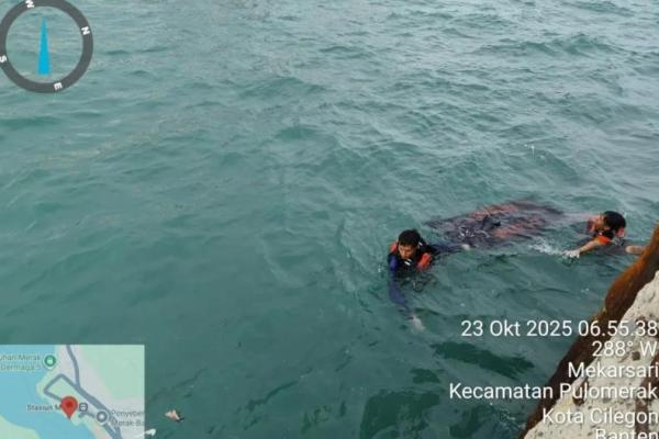 Tim SAR evakuasi jenazah tanpa identitas yang ditemukan mengambang di perairan Dermaga 3 Pelabuhan Merak (Foto: Basarnas Banten) 