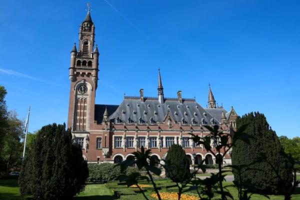 Sebuah pemandangan menunjukkan Istana Perdamaian, yang menjadi tempat kedudukan Mahkamah Internasional, pada hari sidang kasus pendudukan Israel atas wilayah Palestina, di Den Haag, Belanda, 28 April 2025. REUTERS 