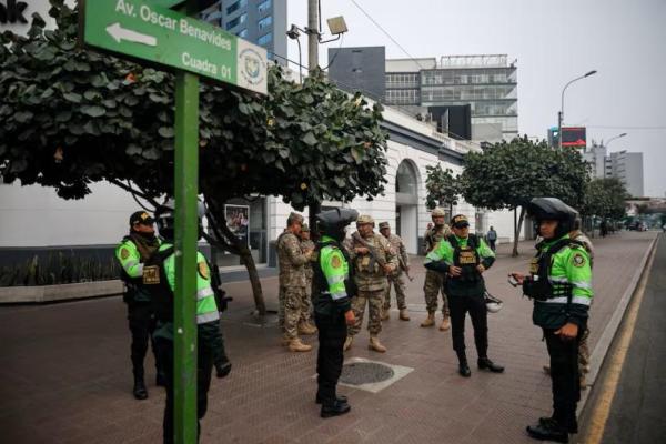 Anggota militer dan polisi berkumpul, setelah Presiden Peru Jose Jeri mengumumkan keadaan darurat 30 hari untuk memerangi meningkatnya kejahatan, di Lima, Peru, 22 Oktober 2025. REUTERS 