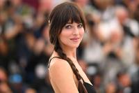 Dakota Johnson Anti dengan Pria yang Memakai Sandal Jepit di Tempat Umum