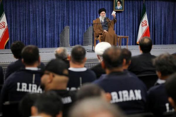 Pemimpin Tertinggi Iran Ayatollah Ali Khamenei berbicara dalam sebuah pertemuan di Teheran, Iran, 20 Oktober 2025. WANA via REUTERS 