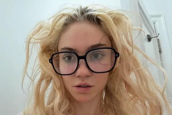 Grimes memamerkan tato wajah barunya di swafoto Instagram. (FOTO: INSTAGRAM) 
