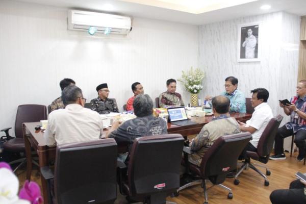 Wakil Menteri Transmigrasi (Wamentrans) Viva Yoga Mauladi saat menerima audiensi Bupati Sumbawa Barat di Kantor Kementrans (Foto: Humas Kementrans) 