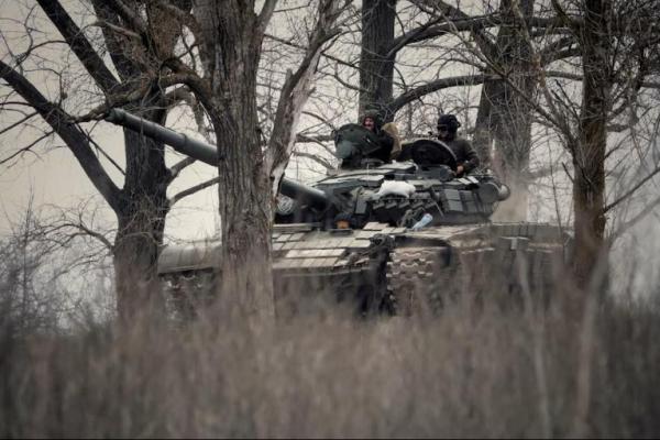 Anggota militer Ukraina mengendarai tank, di tengah serangan Rusia terhadap Ukraina yang terus berlanjut, di wilayah Donbas, Ukraina, 8 April 2023. REUTERS 