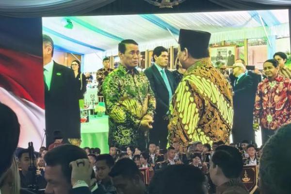 Mentero Peetanian/Kepala Badan Pangan Nasional Andi Amran Sulaiman berbincang dengaan Presiden Prabowo Subianto  di sela jamuan makan malam bersama Presiden Brasil Luiz Inácio Lula da Silva di Istana Negara, Jakarta, Kamis (23/10/2025) malam. (foto:Badan Pangan Nasional) 