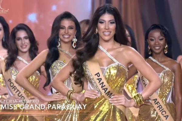 Selama kontes kecantikan Miss Grand International 2025 pada hari Sabtu, Miss Panama Isamar Herrera secara keliru mengira negaranya disebut sebagai finalis padahal pembawa acara Matthew Deane sebenarnya mengumumkan Miss Paraguay sebagai finalis. (FOTO: YOUTUBE/@GRANDTVCH) 