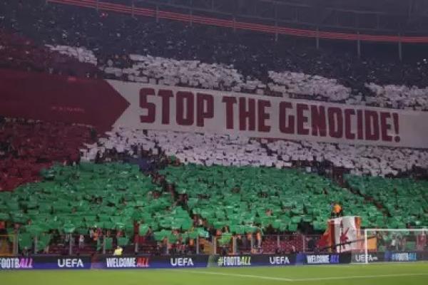 Pendukung Galatasaray yang mengibarkan spanduk dukungan terhadap Palestina (Foto: Sportbible) 