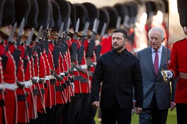 Presiden Volodymyr Zelenskyy dan Raja Charles memeriksa Garda Kehormatan yang dibentuk oleh Batalyon 1 Grenadier Guards, di Kastil Windsor, pada tanggal 24 Oktober 2025. (FOTO: AFP) 