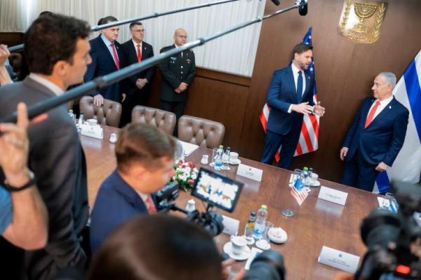 Wakil Presiden AS JD Vance dan Perdana Menteri Israel Benjamin Netanyahu bertemu di Kantor Perdana Menteri di Yerusalem, 22 Oktober 2025. Nathan Howard/Pool via REUTERS 