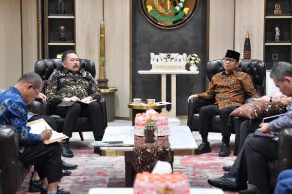 Menteri Desa dan Pembangunan Daerah Tertinggal (Mendes PDT) Yandri Susanto saat menemui Jaksa Agung ST Burhanuddin (Foto: Humas Kemendes PDT) 