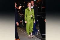 Emma Stone Tampil Ikonik ala Gwyneth Paltrow Berbalut Busana Hijau Great Expectations