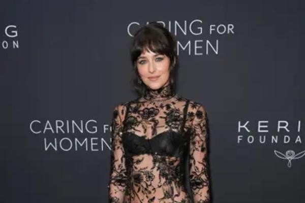 Dikritik Sering Pakai Gaun Transparan di Karpet Merah, Ini Balasan Dakota Johnson. (FOTO: GC IMAGE) 