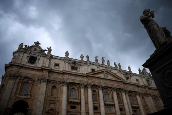 Pemandangan patung Santo Petrus dan Basilika Santo Petrus pada hari audiensi umum mingguan, di Vatikan, 24 September 2025. REUTERS 