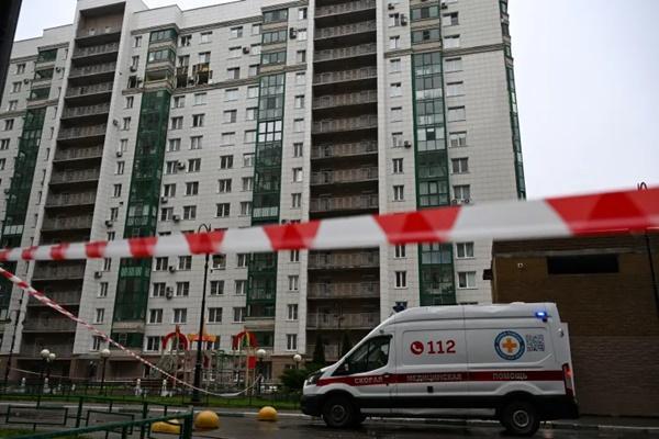 Blok apartemen di Krasnogorsk, wilayah Moskow, rusak setelah pesawat nirawak Ukraina menabraknya. (FOTO: AFP) 