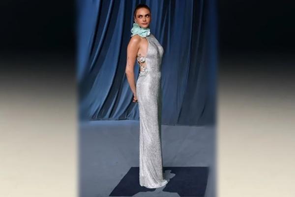 Supermodel Cara Delevingne bergaya dengan gaun mewah berkilau rancangan Tamara Ralph Couture di karpet merah Academy Museum Gala 2025, Rabu (22/10/2025). 