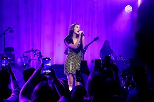 Olivia Rodrigo memainkan pertunjukan rahasia yang diselenggarakan oleh American Express di Park Avenue Armory pada Kamis malam (23/10/2025). (FOTO: GETTY IMAGE) 