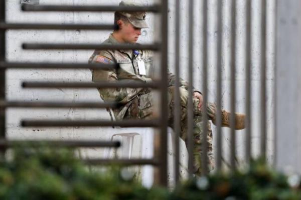 Seorang anggota militer AS duduk di luar Pusat Koordinasi Sipil-Militer, pada hari kunjungan Menteri Luar Negeri AS Marco Rubio, di Kiryat Gat, Israel selatan, 24 Oktober 2025. REUTERS 