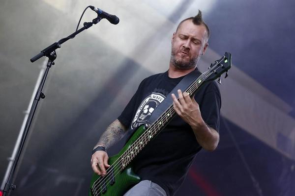 Pemain bass Limp Bizkit Sam Rivers tampil pada tahun 2015. (FOTO: GETTY IMAGE) 