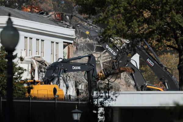 Kru membongkar fasad Sayap Timur Gedung Putih, tempat aula dansa yang diusulkan Presiden AS Donald Trump sedang dibangun, di Washington, AS, 21 Oktober 2025. REUTERS 