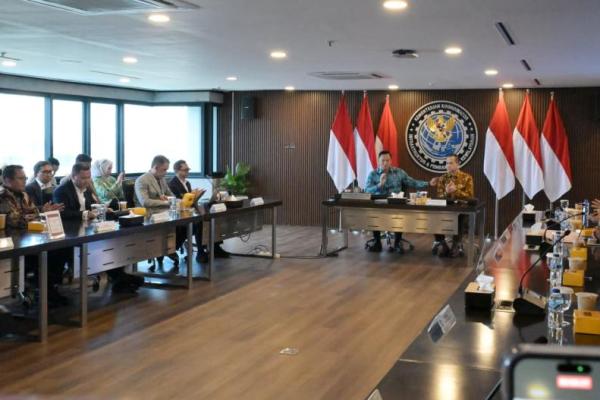 Rapat Koordinasi yang dipimpin Menko Infrastruktur dan Pembangunan Kewilayahan Agus Harimurti Yudhoyono, Menteri Transmigrasi (Mentrans) M. Iftitah Sulaiman Suryanagara dan enam Gubernur Papua (Foto: Humas Kementrans) 