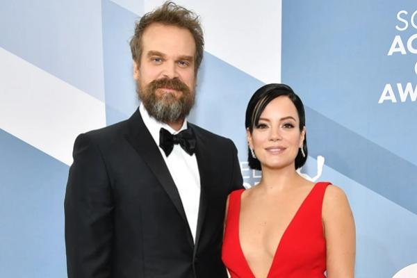David Harbour dan Lily Allen pada tahun 2020. (FOTO: WIREIMAGE) 