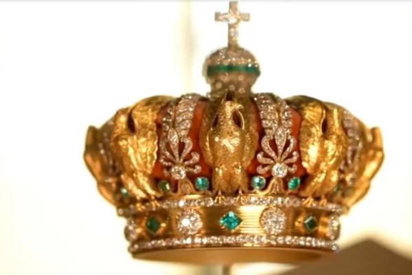 Sebuah mahkota yang dikenakan oleh Permaisuri Prancis Eugenie, yang menjadi incaran pencuri saat pencurian di Museum Louvre Paris pada 19 Oktober 2025 tetapi terjatuh saat mereka melarikan diri, dipajang dalam bingkai foto tanpa tanggal dari sebuah video. Museum Louvre via REUTERS 