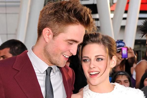 Robert Pattinson dan Kristen Stewart pada tahun 2010.  (FOTO: WIREIMAGE) 