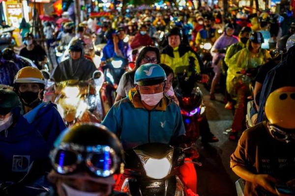 Orang-orang mengendarai sepeda motor mereka pada jam sibuk di Kawasan Kota Tua Hanoi, di Hanoi, Vietnam, 30 Agustus 2025. REUTERS 