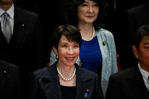 Perdana Menteri baru Jepang, Sanae Takaichi, berpose dalam sesi foto bersama anggota kabinetnya di kantor perdana menteri di Tokyo, Jepang, 21 Oktober 2025. Foto via REUTERS 
