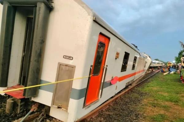 Kereta api Purwojaya relasi Gambir-Cilacap anjlok di emplasemen Stasiun Kedunggedeh (Foto: KAI Daop 1 Jakarta) 