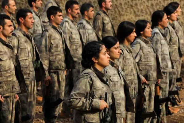 Para pejuang Partai Pekerja Kurdistan berbaris dalam upacara pelucutan senjata untuk akhiri konflik puluhan tahun antara Turki dan kelompok terlarang di pegunungan Qandil, Irak, 26 Oktober 2025. REUTERS 