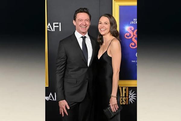 Hugh Jackman dan Sutton Foster tampil serasi dalam balutan busana hitam di acara premiere Song Sung Blue, Minggu (26/10/2025). (FOTO: FILM MAGIC) 