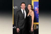 Debut Karpet Merah `Song Sung Blue`, Hugh Jackman dan Sutton Foster tak Berhenti Tersenyum
