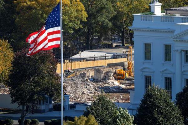 Pembongkaran Sayap Timur Gedung Putih, lokasi ruang dansa yang diusulkan Presiden AS Donald Trump, terlihat dari ketinggian di sisi utara Gedung Putih di Washington, AS, 23 Oktober 2025. REUTERS 